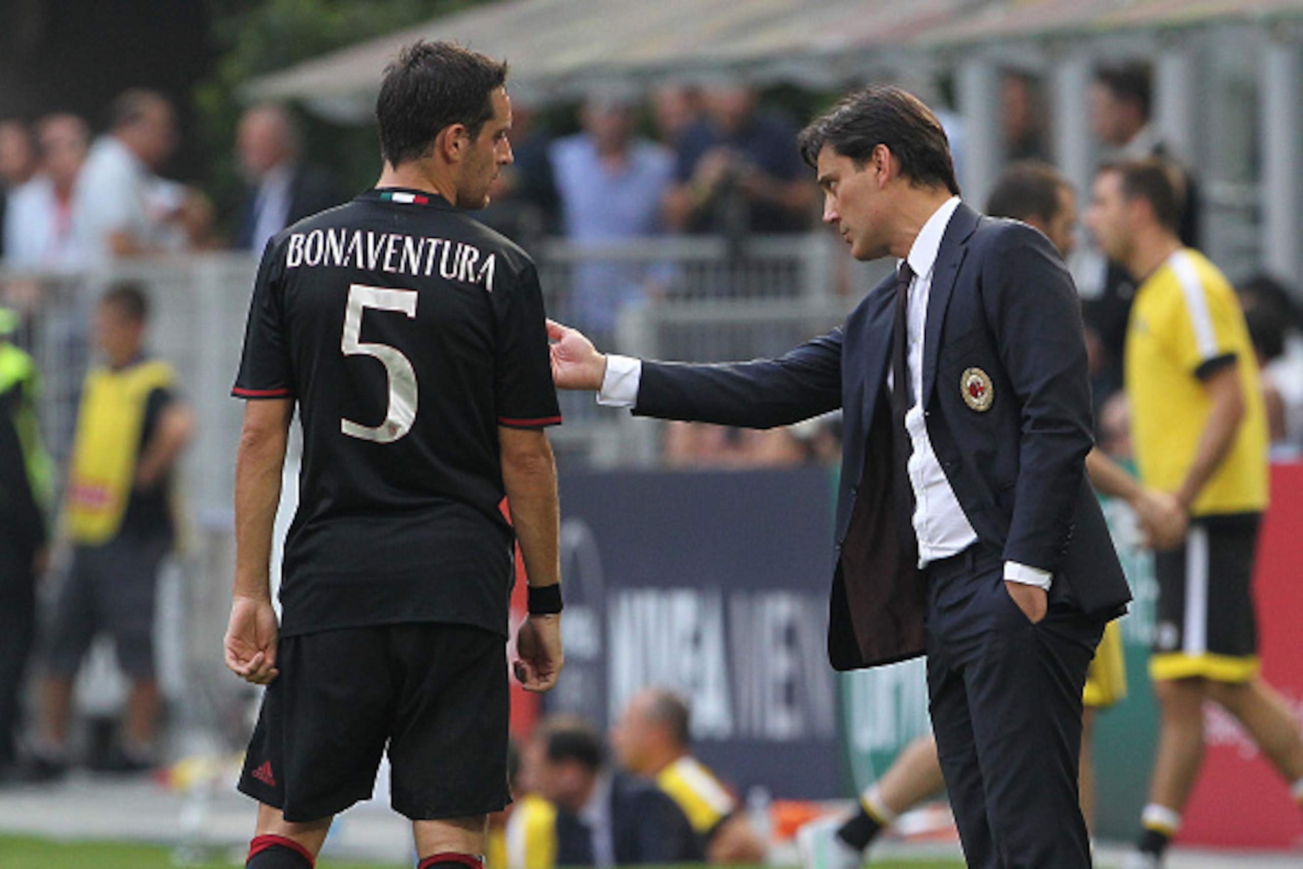 MILAN, ITALY - SEPTEMBER 11:  AC Milan coach Vincenzo Montella issues instructions to his player Giacomo Bonaventura during the Serie A match between AC Milan and Udinese Calcio at Stadio Giuseppe Meazza on September 11, 2016 in Milan, Italy.  (Photo by M