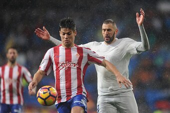 MADRID, SPAIN - NOVEMBER 26:  Karim Benzema of Real Madrid CF is beaten to the ball by Jorge Mere of Real Sporting de Gijon during the La Liga match between Real Madrid CF and Real Sporting de Gijon at Estadio Santiago Bernabeu on November 26, 2016 in Mad