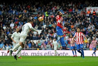MADRID, SPAIN - NOVEMBER 26:  Cristiano Ronaldo of Real Madrid scores Real's 2nd goal from during the La Liga match between Real Madrid CF and Real Sporting de Gijon at Estadio Santiago Bernabeu on November 26, 2016 in Madrid, Spain.  (Photo by Denis Doyl