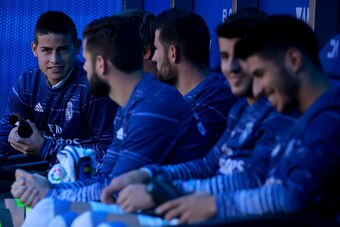 VITORIA-GASTEIZ, SPAIN - OCTOBER 29: James Rodriguez (L) of Real Madrid CF speaks with his teammates as he is fitted on the bench prior to start the La Liga match between Deportivo Alaves and Real Madrid CF at Estadio de Mendizorroza on October 29, 2016 i
