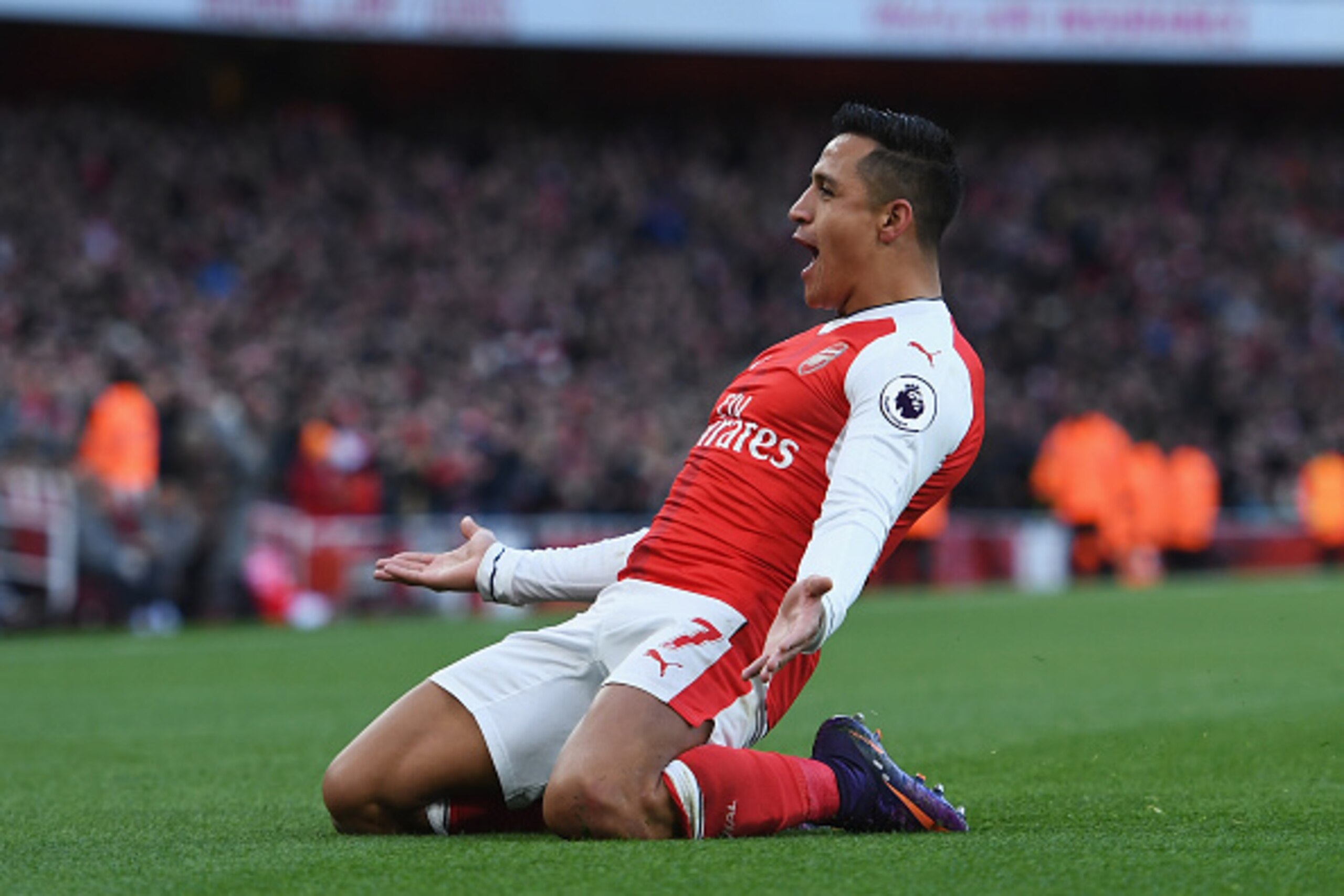 LONDON, ENGLAND - NOVEMBER 27: Alexis Sanchez of Arsenal celebrates scoring his sides first goal during the Premier League match between Arsenal and AFC Bournemouth at Emirates Stadium on November 27, 2016 in London, England.  (Photo by Shaun Botterill/Ge