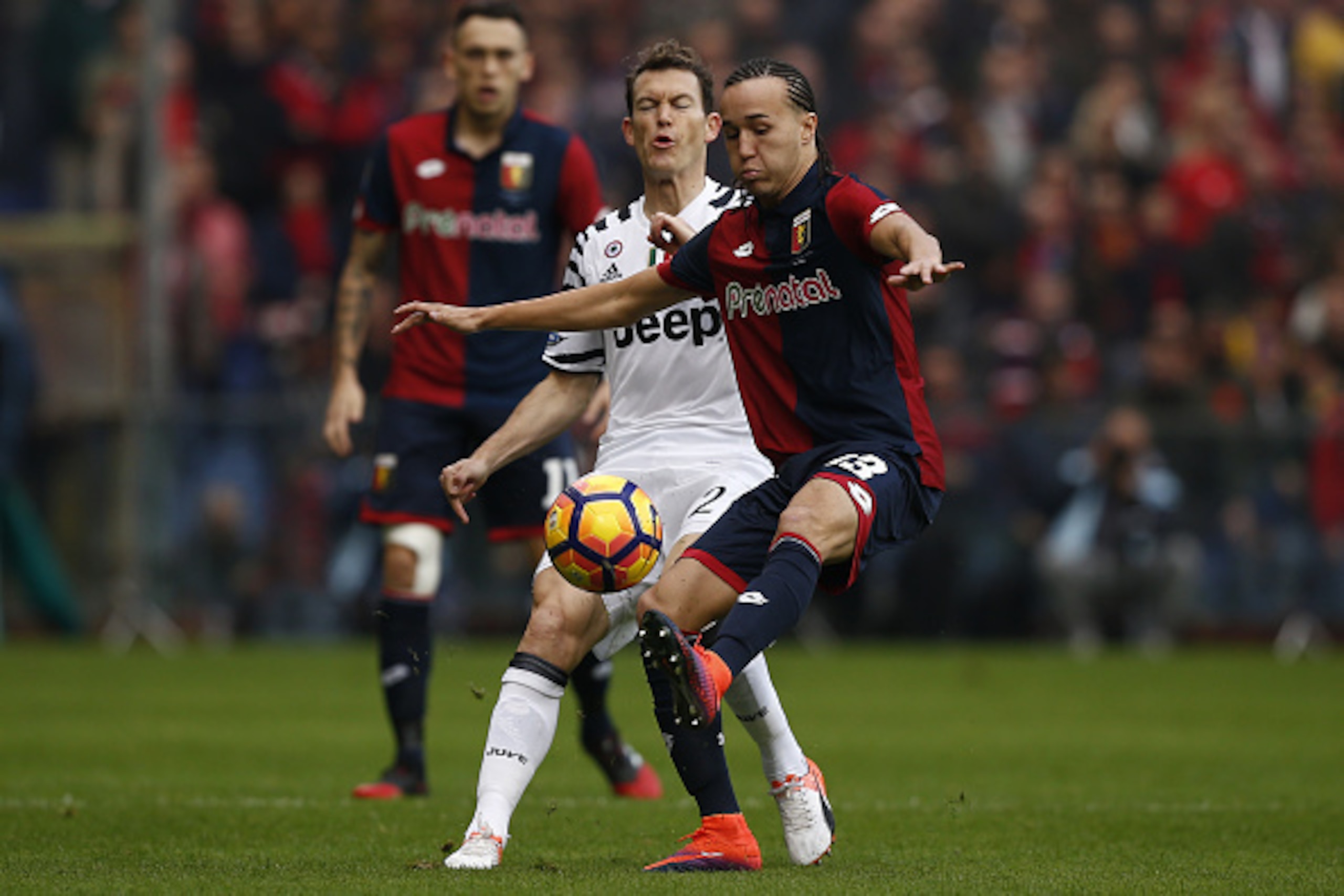 Juventus' Swiss defender Stephan Lichtsteiner (L) vies with Genoa's forward Genoa's Uruguayan midfielder Diego Laxalt during the Italian Serie A football match Genoa vs Juventus on November 27, 2016 at the 'Luigi Ferraris' stadium in Genoa.  / AFP / MARCO