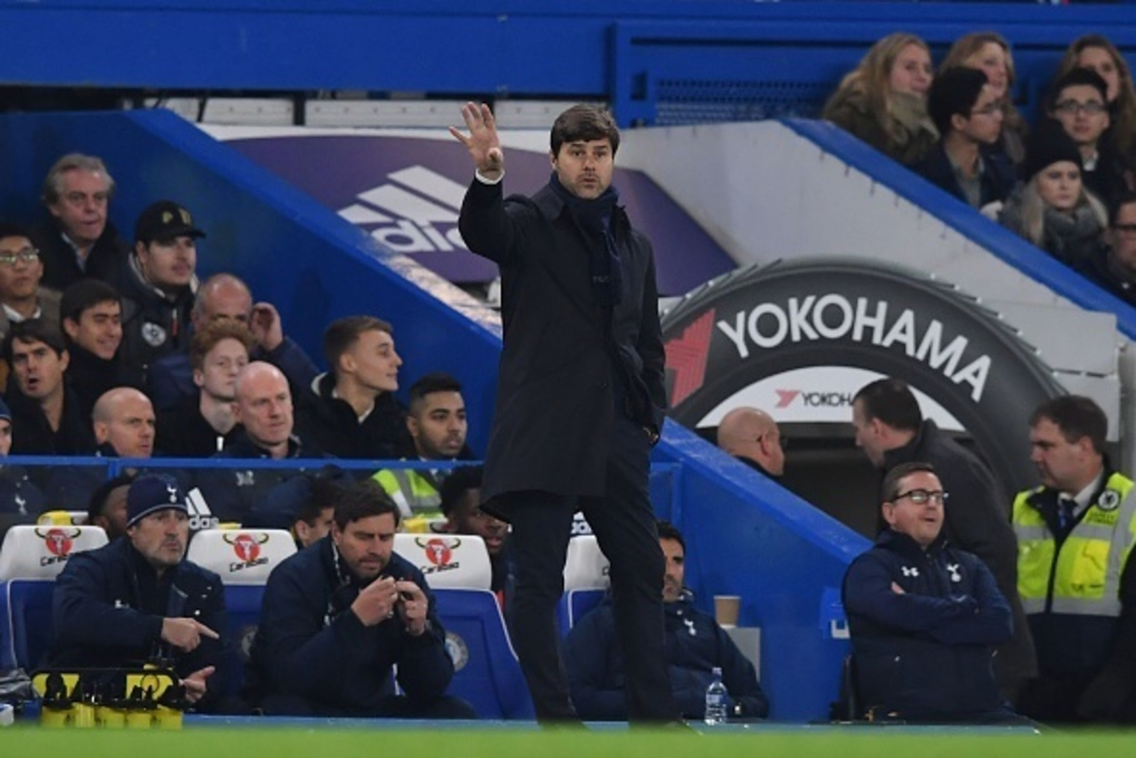 Tottenham Hotspur's Argentinian head coach Mauricio Pochettino gestures from the touchline during the English Premier League football match between Chelsea and Tottenham Hotspur at Stamford Bridge in London on November 26, 2016. / AFP / Ben STANSALL / RES
