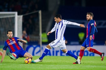 SAN SEBASTIAN, SPAIN - NOVEMBER 27:  Sergio Busquets of FC Barcelona duels for the ball with Carlos Vela of Real Sociedad during the La Liga match between Real Sociedad de Futbol and FC Barcelona at Estadio Anoeta on November 27, 2016 in San Sebastian, Sp