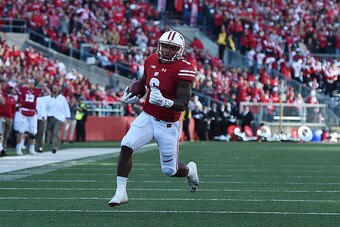 MADISON, WI - NOVEMBER 12:  Corey Clement #6 of the Wisconsin Badgers runs for yards during a game against the Illinois Fighting Illini at Camp Randall Stadium on November 12, 2016 in Madison, Wisconsin.  Wisconsin defeated Illinois 48-3.  (Photo by Stacy