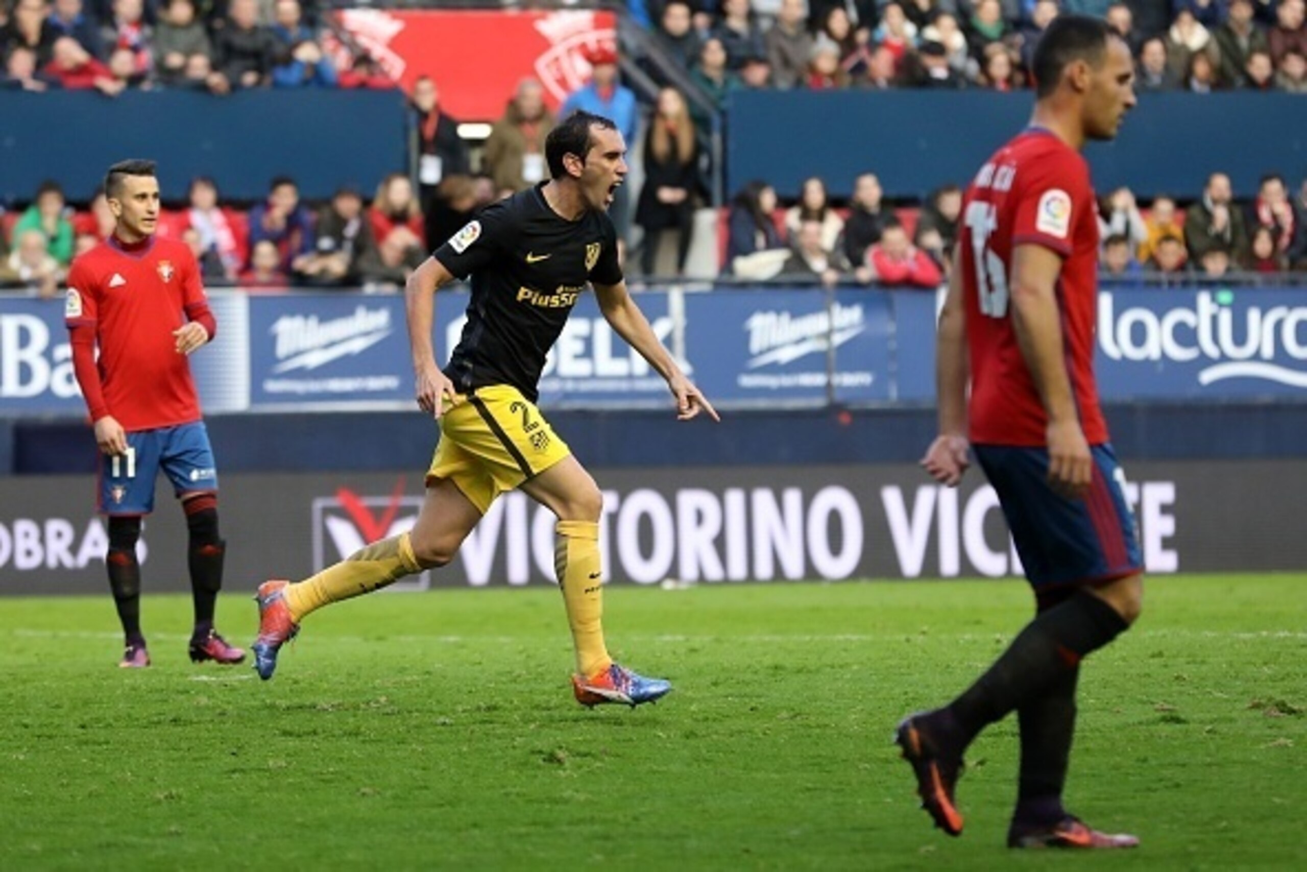 Atletico Madrid's Uruguayan defender Diego Godin celebrates after scoring during the Spanish league football match CA Osasuna vs Club Atletico de Madrid at El Sadar stadium in Pamplona, on November 27, 2016. / AFP / CESAR MANSO        (Photo credit should