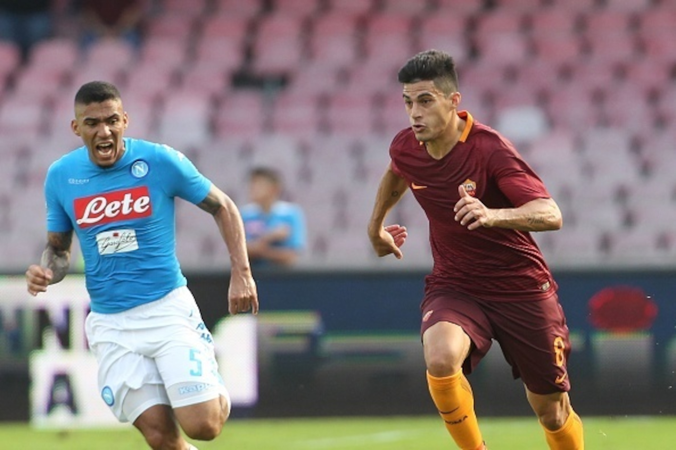 Roma's midfilder from Argentina Diego Perotti (R) vies with Napoli's midfielder from Brazil Allan during the Italian Serie A football match SSC Napoli vs AS Roma on October 15, 2016 at the San Paolo stadium in Naples.  / AFP / CARLO HERMANN        (Photo 