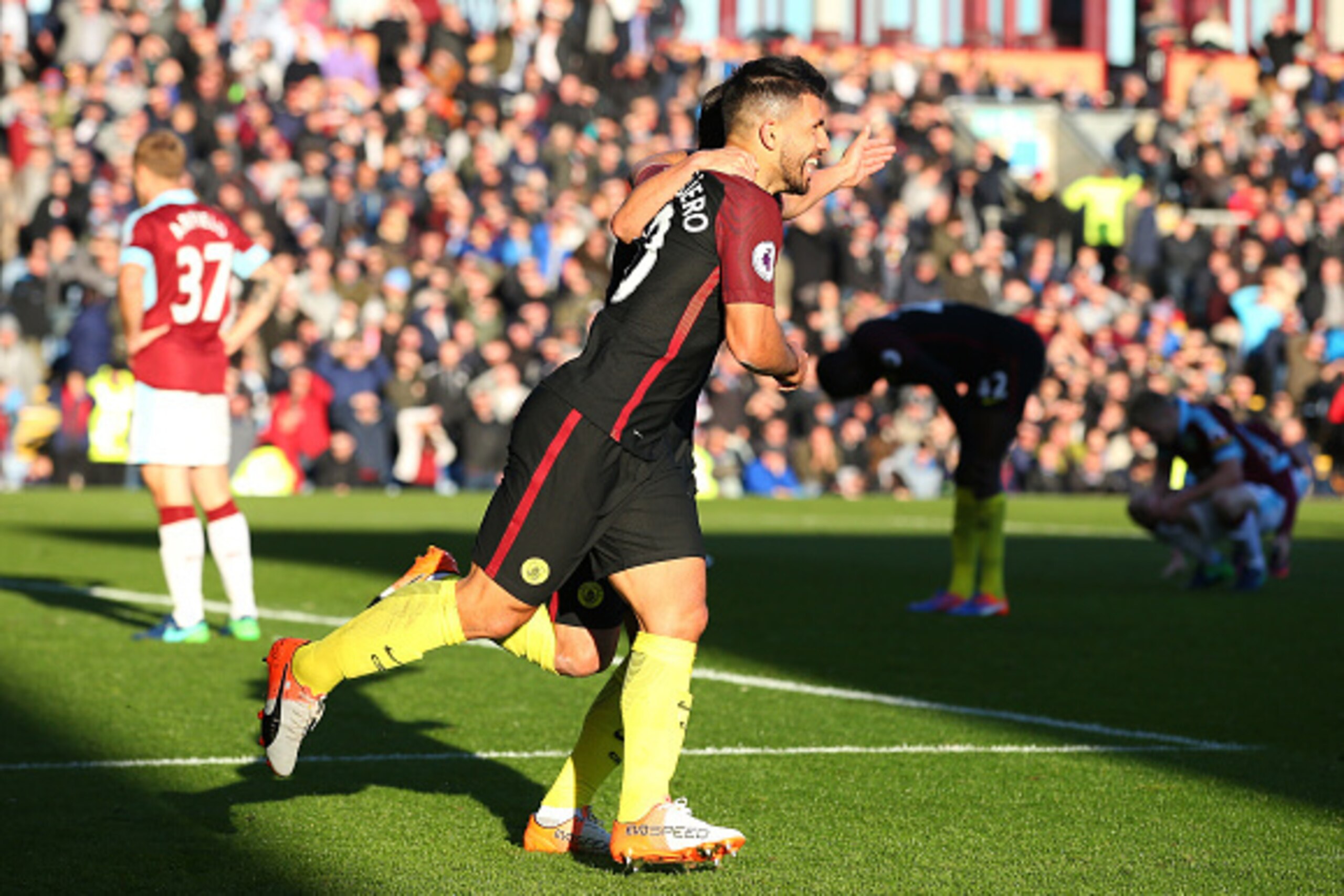 BURNLEY, ENGLAND - NOVEMBER 26:  Sergio Aguero of Manchester City celebrates scoring his team's second goal during the Premier League match between Burnley and Manchester City at Turf Moor on November 26, 2016 in Burnley, England.  (Photo by Alex Livesey/