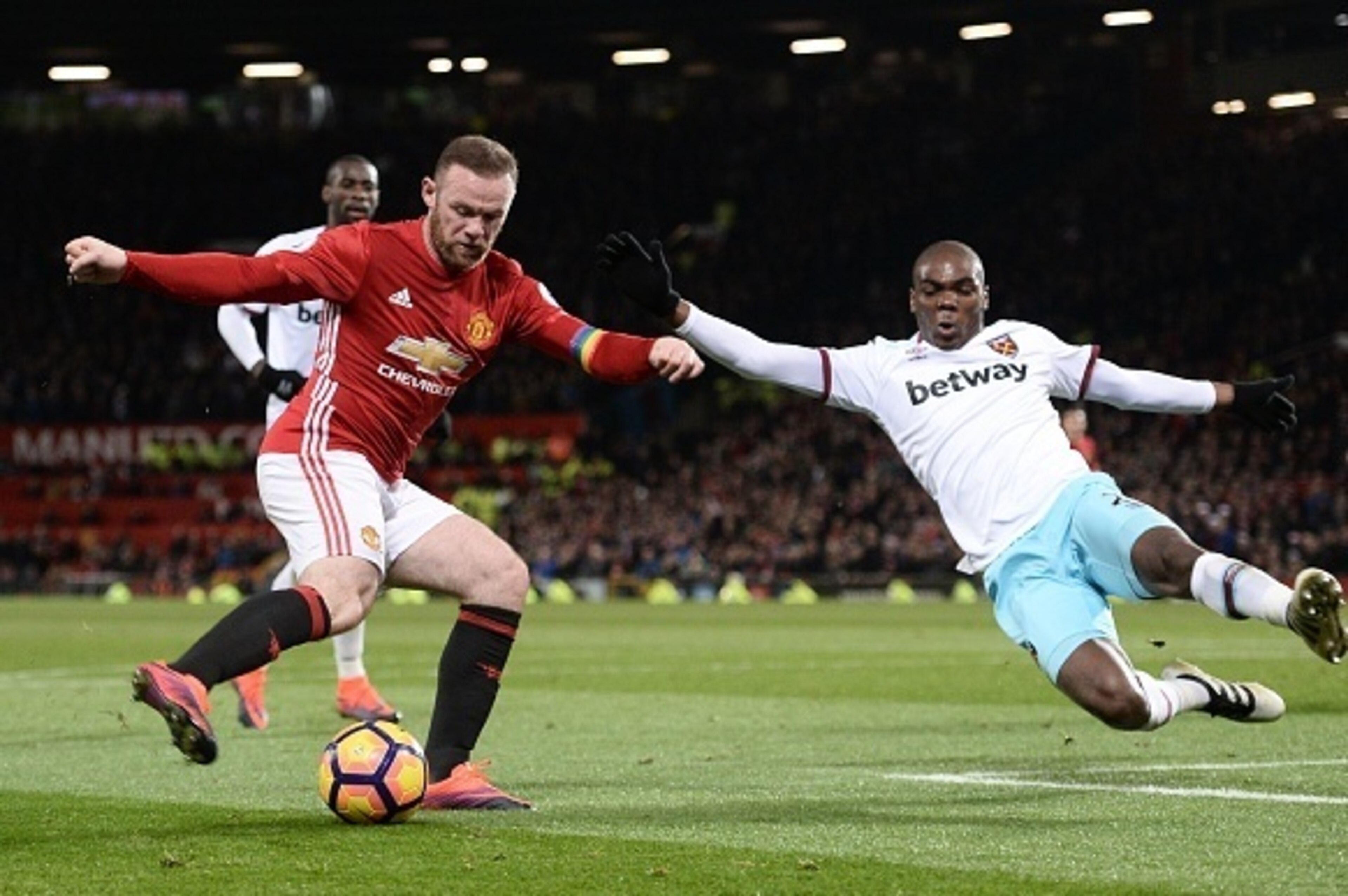 West Ham United's Italian defender Angelo Ogbonna (R) launches himself to try to defend against Manchester United's English striker Wayne Rooney (L) during the English Premier League football match between Manchester United and West Ham United at Old Traf West Ham United's Italian defender Angelo Ogbonna (R) launches himself to try to defend against Manchester United's English striker Wayne Rooney (L) during the English Premier League football match between Manchester United and West Ham United at Old Traf