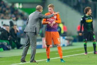 MOENCHENGLADBACH, GERMANY - NOVEMBER 23: coach Pep Guardiola of Manchester City and Kevin De Bruyne of Manchester City gestures during the UEFA Champions League match between VfL Borussia Moenchengladbach and Manchester City FC at Borussia-Park on Novembe