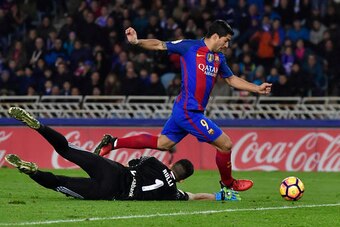 Luis Suarez tried to round Geronimo Rulli.