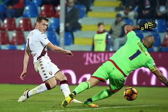 CROTONE, ITALY - NOVEMBER 20:  Andrea Belotti of Torino scores his team's opening goal during the Serie A match between FC Crotone and FC Torino at Stadio Comunale Ezio Scida on November 20, 2016 in Crotone, Italy.  (Photo by Maurizio Lagana/Getty Images)