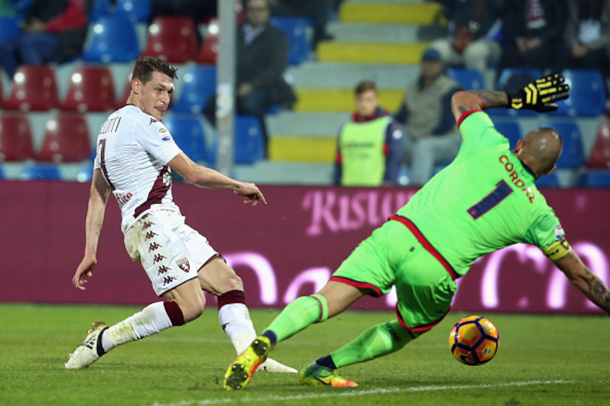 CROTONE, ITALY - NOVEMBER 20:  Andrea Belotti of Torino scores his team's opening goal during the Serie A match between FC Crotone and FC Torino at Stadio Comunale Ezio Scida on November 20, 2016 in Crotone, Italy.  (Photo by Maurizio Lagana/Getty Images)