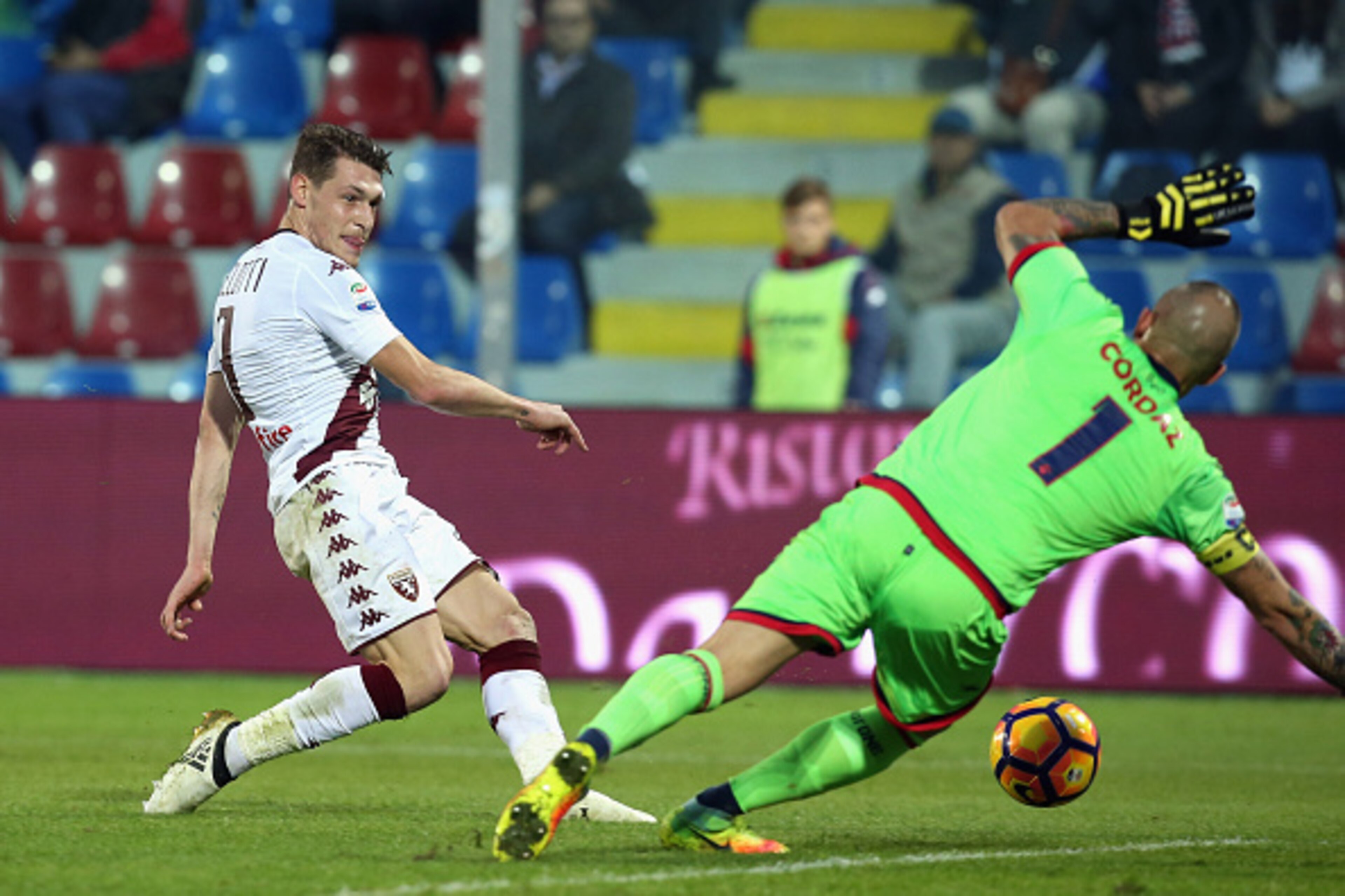 CROTONE, ITALY - NOVEMBER 20:  Andrea Belotti of Torino scores his team's opening goal during the Serie A match between FC Crotone and FC Torino at Stadio Comunale Ezio Scida on November 20, 2016 in Crotone, Italy.  (Photo by Maurizio Lagana/Getty Images)