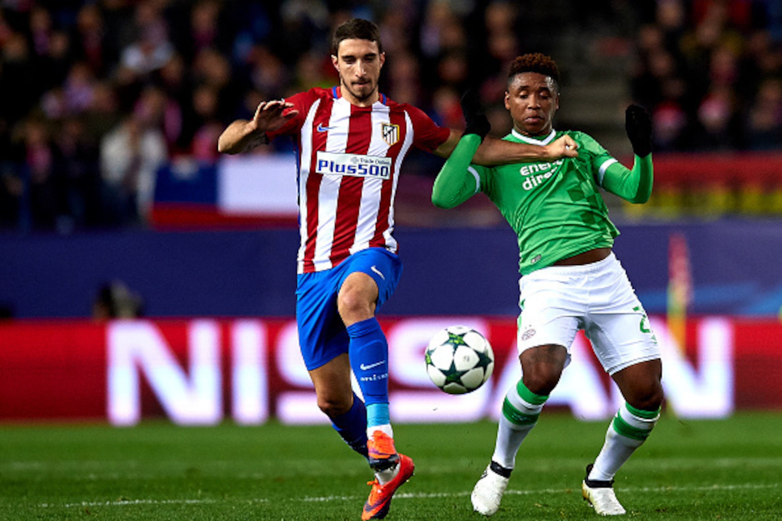 MADRID, SPAIN - NOVEMBER 23:  Sime Vrsaljko (L) of Atletico de Madrid competes for the ball with Steven Bergwijn of PSV Eindhoven during the UEFA Champions League Group D match between Club Atletico de Madrid and PSV Eindhoven at Vicente Calderon Stadium 