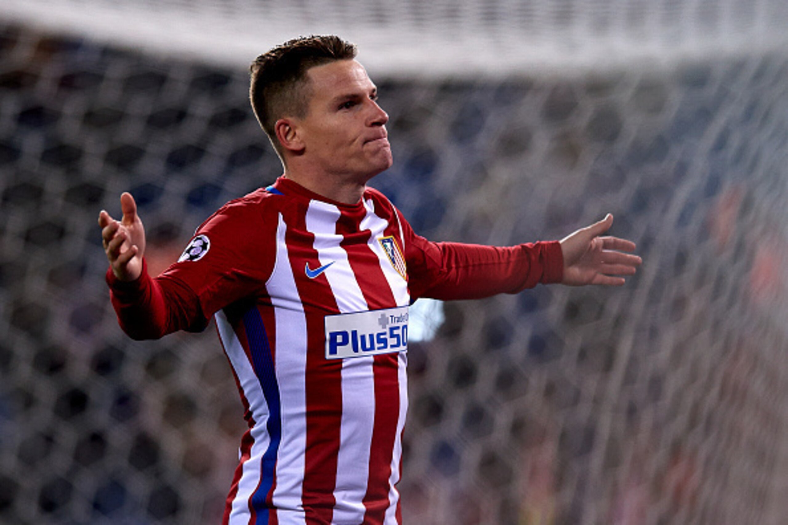 MADRID, SPAIN - NOVEMBER 23:  Kevin Gameiro of Atletico de Madrid celebrates scoring his team's first goal during the UEFA Champions League Group D match between Club Atletico de Madrid and PSV Eindhoven at Vicente Calderon Stadium on November 23, 2016 in