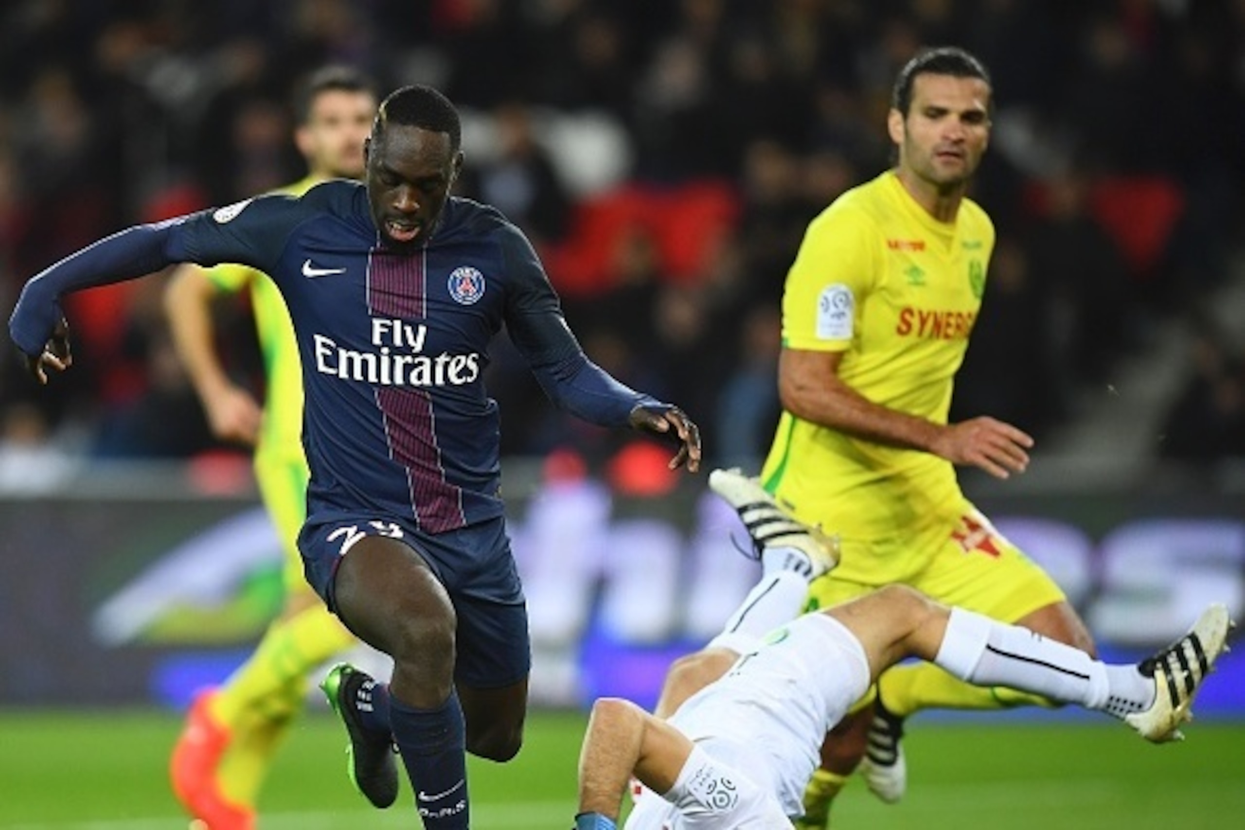Paris Saint-Germain's French forward Jean-Kevin Augustin (L) vies with Nantes' French goalkeeper Remy Riou during the French L1 football match between Paris Saint-Germain (PSG) and Nantes at the Parc des Princes stadium in Paris on November 19, 2016. / AF