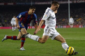BARCELONA, SPAIN:  Real Madrid Briton Michael Owen (R) vies with FC Barcelona Brazilian Silvinho (L) during a Spanish League match at Camp Nou stadium in Barcelona, 20 November 2004. AFP PHOTO/LLUIS GENE.  (Photo credit should read LLUIS GENE/AFP/Getty Im