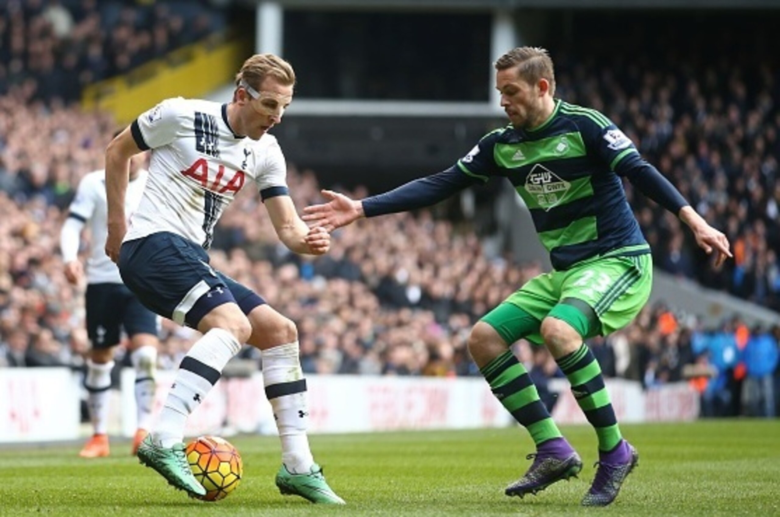 Tottenham Hotspur's English striker Harry Kane (L) vies with Swansea City's Icelandic midfielder Gylfi Sigurdsson during the English Premier League football match between Tottenham Hotspur and Swansea City at White Hart Lane in London, on February 28, 201