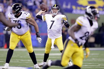 INDIANAPOLIS, IN - NOVEMBER 24:  Ben Roethlisberger #7 of the Pittsburgh Steelers passes the ball during the second half of the game against the Indianapolis Colts at Lucas Oil Stadium on November 24, 2016 in Indianapolis, Indiana.  (Photo by Andy Lyons/G