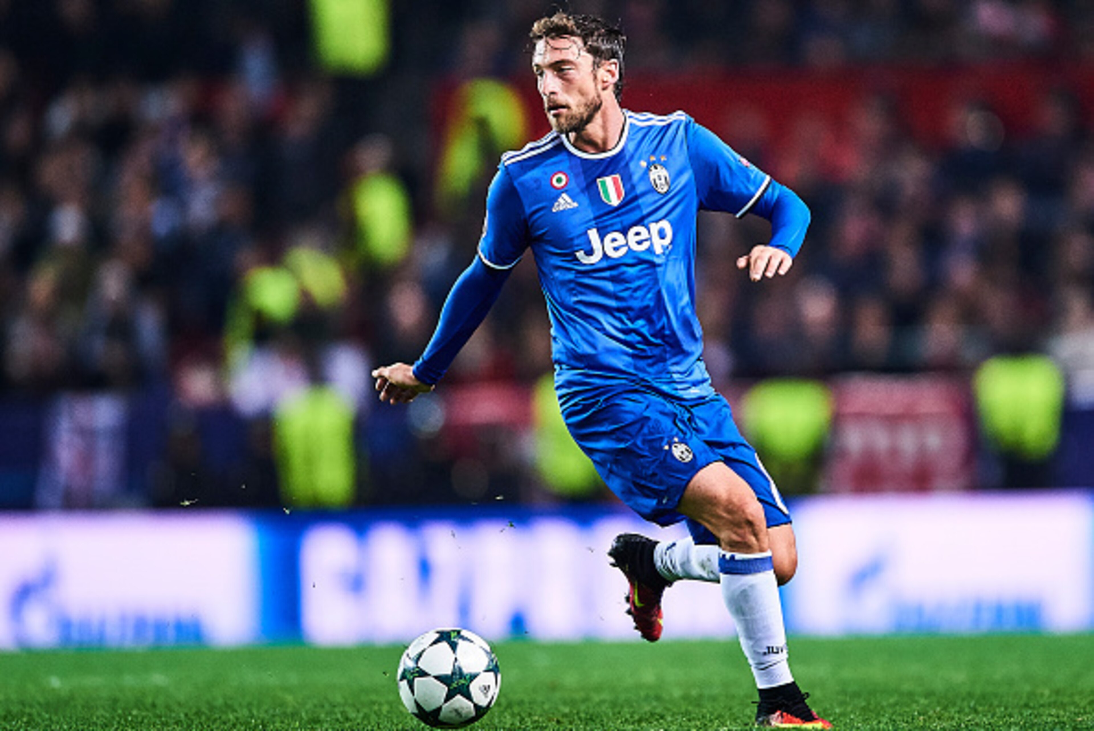 SEVILLE, SPAIN - NOVEMBER 22: Claudio Marchisio of Juventus in action during the UEFA Champions League match between Sevilla FC and Juventus at Estadio Ramon Sanchez Pizjuan on November 22, 2016 in Seville, Spain. (Photo by Aitor Alcalde/Getty Images) SEVILLE, SPAIN - NOVEMBER 22: Claudio Marchisio of Juventus in action during the UEFA Champions League match between Sevilla FC and Juventus at Estadio Ramon Sanchez Pizjuan on November 22, 2016 in Seville, Spain. (Photo by Aitor Alcalde/Getty Images)