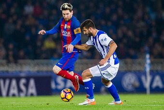 SAN SEBASTIAN, SPAIN - NOVEMBER 27:  Lionel Messi of FC Barcelona duels for the ball with Willian Raul Rodriguez Navas of Real Sociedad during the La Liga match between Real Sociedad de Futbol and FC Barcelona at Estadio Anoeta on November 27, 2016 in San