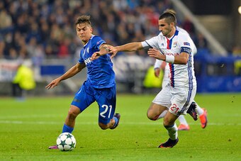 LYON, FRANCE - OCTOBER 18:  Paulo Dybala of Juventus and Maxime Gonalons of Olympique Lyonnais fight for the ball during the UEFA Champions League match between Olympique Lyonnais and Juventus at Parc Lyonnais on October 18, 2016 in Lyon, France.  (Photo 