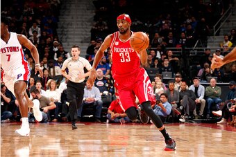 AUBURN HILLS, MI - NOVEMBER 21: Corey Brewer #33 of the Houston Rockets handles the ball during the game against the Detroit Pistons on November 21, 2016 at The Palace of Auburn Hills in Auburn Hills, Michigan. NOTE TO USER: User expressly acknowledges an