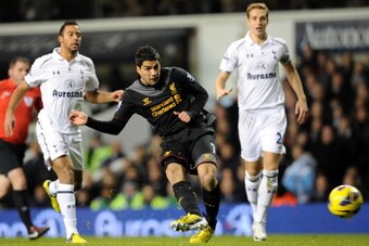 Liverpool's Uruguayan striker Luis Suarez shoots (2nd R) during the English Premier League football match between Tottenham Hotspur and Liverpool at White Hart Lane in north London, England on November 28, 2012. AFP PHOTO/OLLY GREENWOOD

RESTRICTED TO EDI