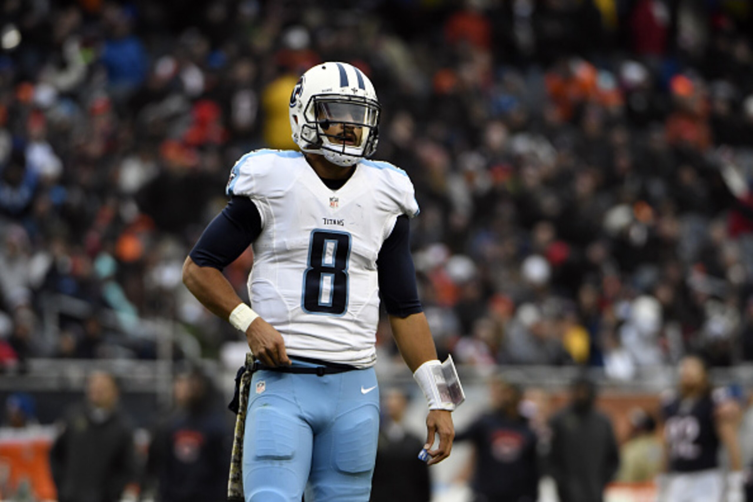 CHICAGO, IL- NOVEMBER 27: Marcus Mariota #8 of the Tennessee Titans plays against the Chicago Bears during the third quarter on November 27, 2016 at Soldier Field in Chicago, Illinois.  (Photo by David Banks/Getty Images)
