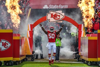 KANSAS CITY, MO - NOVEMBER 20: Outside linebacker Justin Houston #50 of the Kansas City Chiefs enters the field for his first game of the season against the Tampa Bay Buccaneersat Arrowhead Stadium during the game on November 20, 2016 in Kansas City, Miss