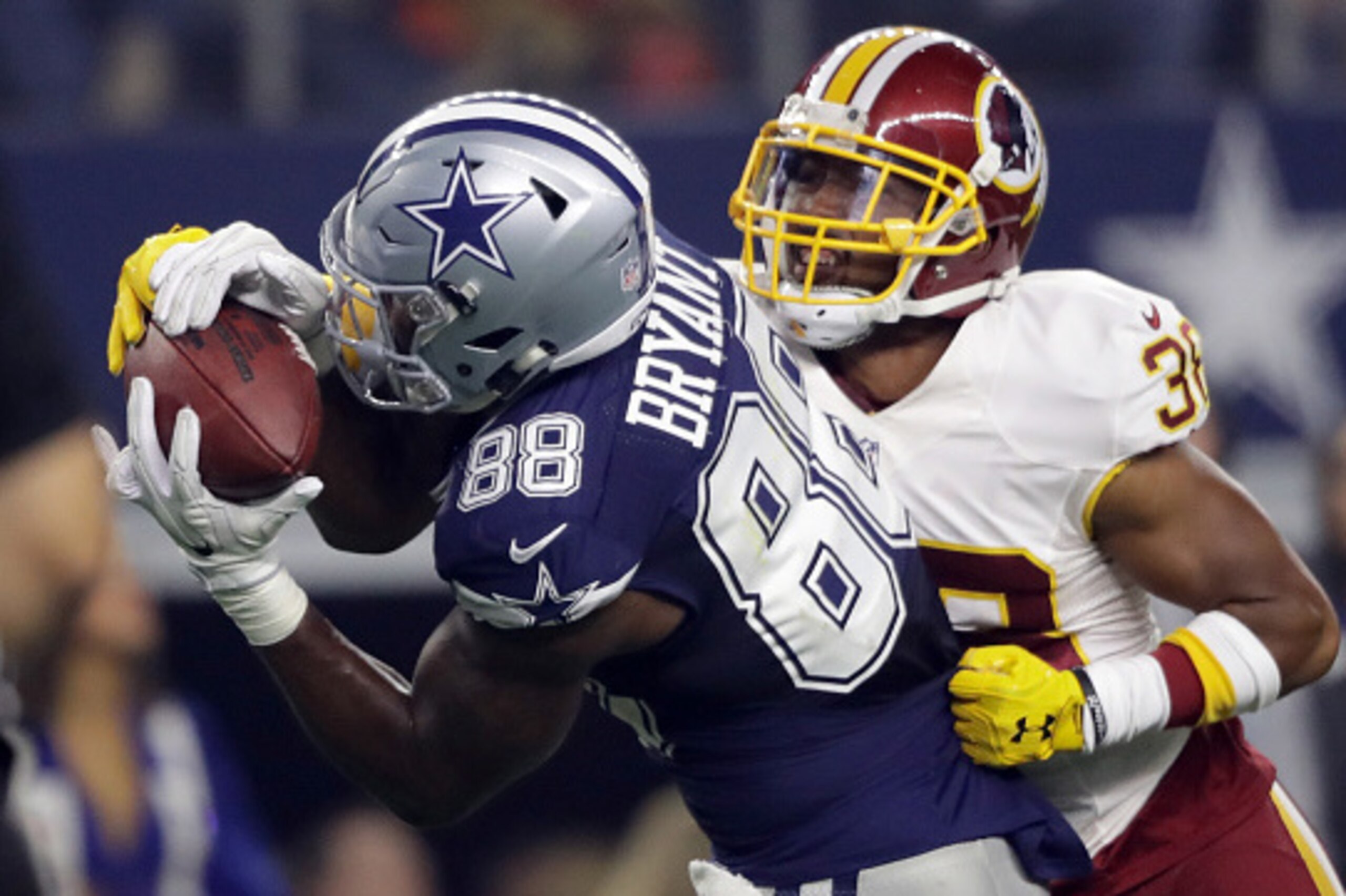 ARLINGTON, TX - NOVEMBER 24:   Dez Bryant #88 of the Dallas Cowboys catches a pass during the fourth quarter against the Washington Redskins at AT&T Stadium on November 24, 2016 in Arlington, Texas.  (Photo by Ronald Martinez/Getty Images)