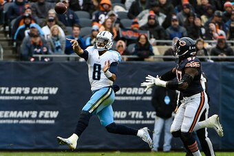 CHICAGO, IL - NOVEMBER 27:  Quarterback  Marcus Mariota #8 of the Tennessee Titans throws the football in the second quarter against the Chicago Bears at Soldier Field on November 27, 2016 in Chicago, Illinois.  (Photo by David Banks/Getty Images)