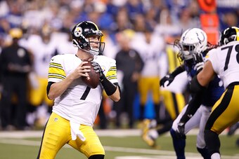 INDIANAPOLIS, IN - NOVEMBER 24: Ben Roethlisberger #7 of the Pittsburgh Steelers looks to pass against the Indianapolis Colts during the game at Lucas Oil Stadium on November 24, 2016 in Indianapolis, Indiana. The Steelers defeated the Colts 28-7. (Photo 