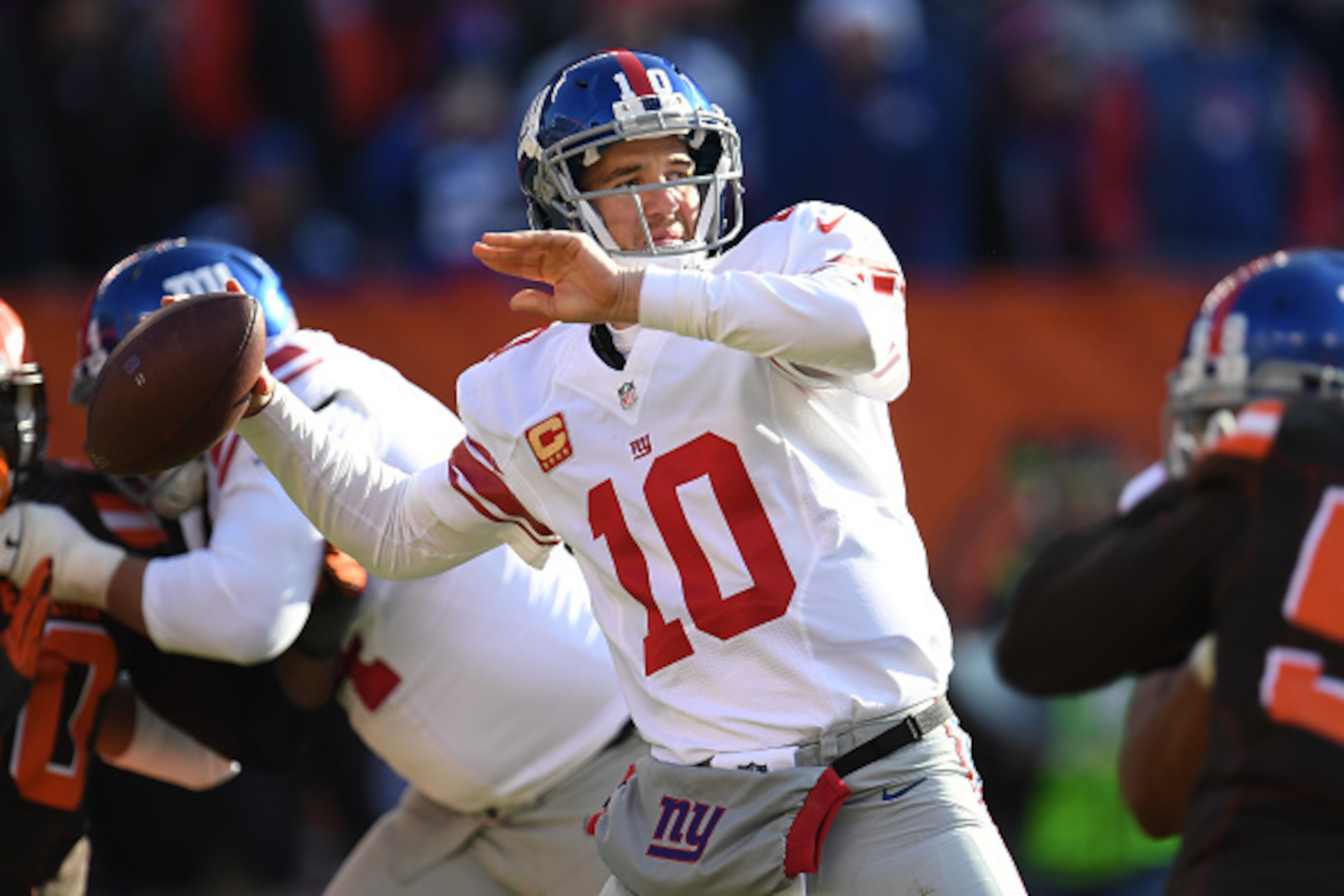 CLEVELAND, OH - NOVEMBER 27:  Eli Manning #10 of the New York Giants drops back to pass during the second quarter against the Cleveland Browns at FirstEnergy Stadium on November 27, 2016 in Cleveland, Ohio. (Photo by Jason Miller/Getty Images)