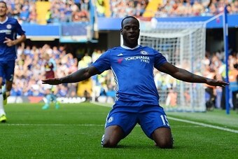Chelsea's Nigerian midfielder Victor Moses celebrates after scoring during the English Premier League football match between Chelsea and Burnley at Stamford Bridge in London on August 27, 2016. / AFP / GLYN KIRK / RESTRICTED TO EDITORIAL USE. No use with 