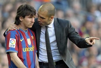 Barcelona's coach Pep Guardiola (R) talks with Barcelona's Argentinian forward Lionel Messi during their Spanish League football match between Barcelona and Jerez on April 24, 2010 at Camp Nou stadium in Barcelona. AFP PHOTO/LLUIS GENE (Photo credit shoul