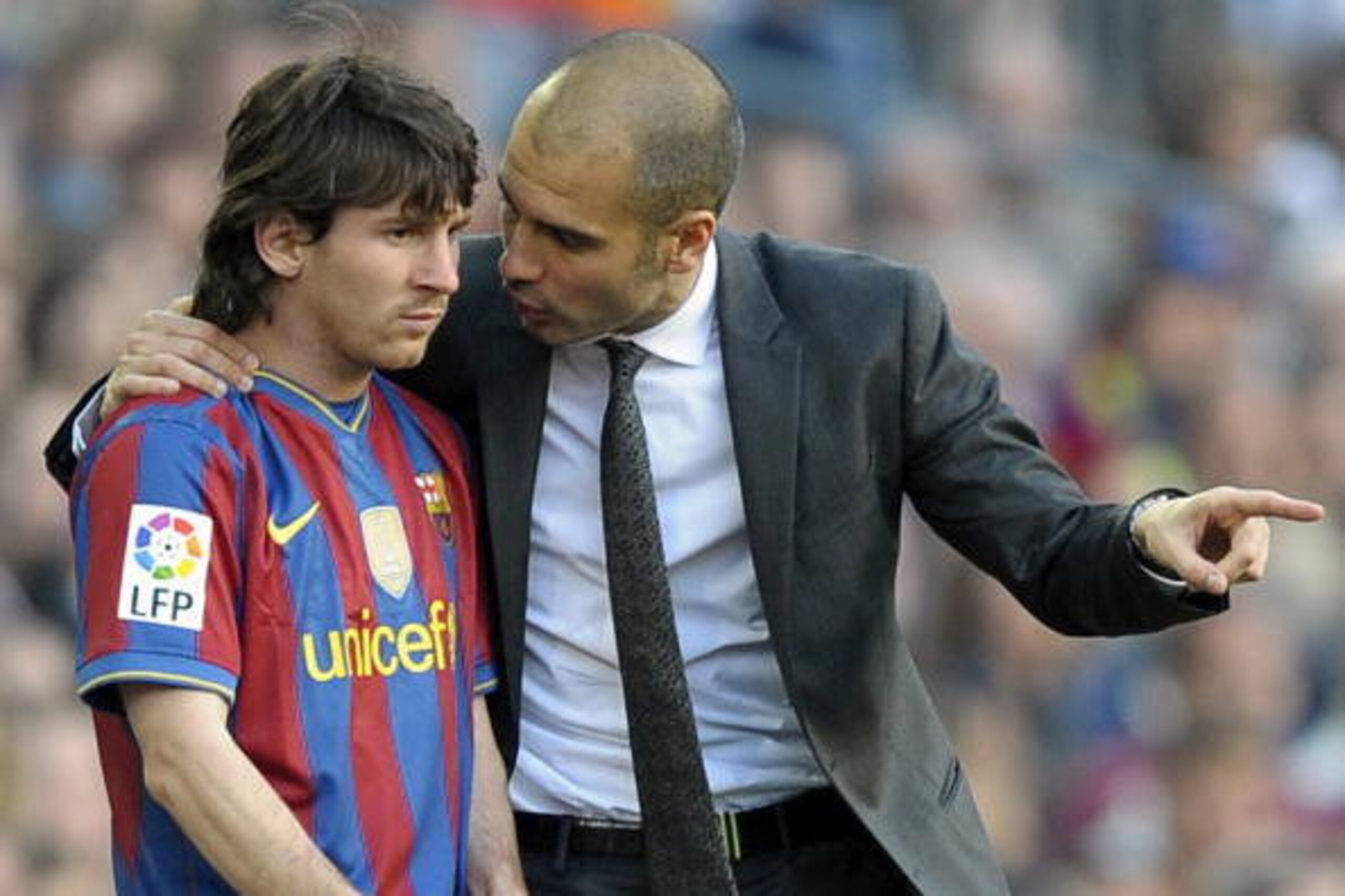 Barcelona's coach Pep Guardiola (R) talks with Barcelona's Argentinian forward Lionel Messi during their Spanish League football match between Barcelona and Jerez on April 24, 2010 at Camp Nou stadium in Barcelona. AFP PHOTO/LLUIS GENE (Photo credit shoul