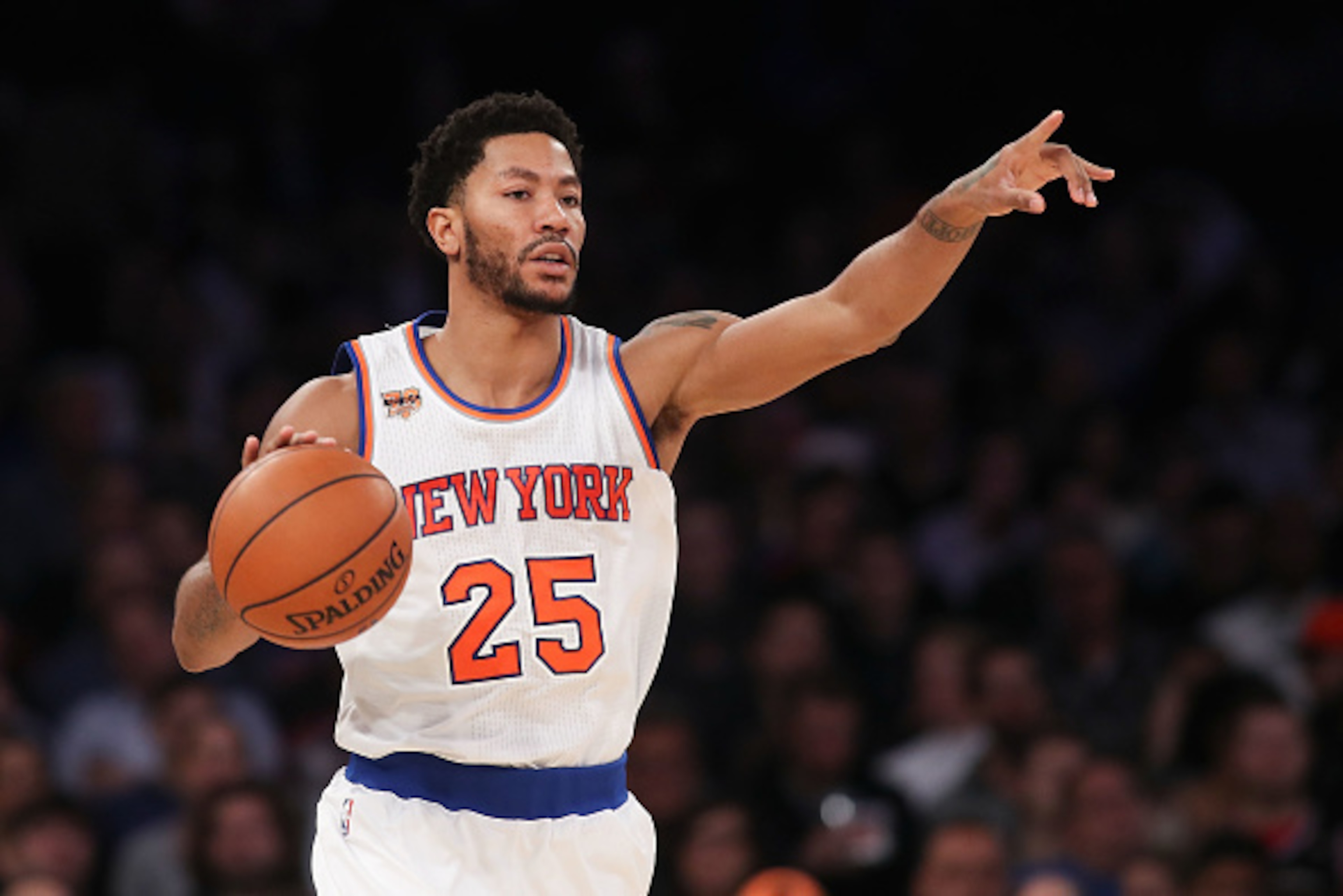 NEW YORK, NY - NOVEMBER 28:  Derrick Rose #25 of the New York Knicks dribbles up court against the Oklahoma City Thunder during the second half at Madison Square Garden on November 28, 2016 in New York City. NOTE TO USER: User expressly acknowledges and a