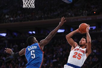NEW YORK, NY - NOVEMBER 28:  Derrick Rose #25 of the New York Knicks puts up a shot over Victor Oladipo #5 of the Oklahoma City Thunder during the second half at Madison Square Garden on November 28, 2016 in New York City. NOTE TO USER: User expressly ack