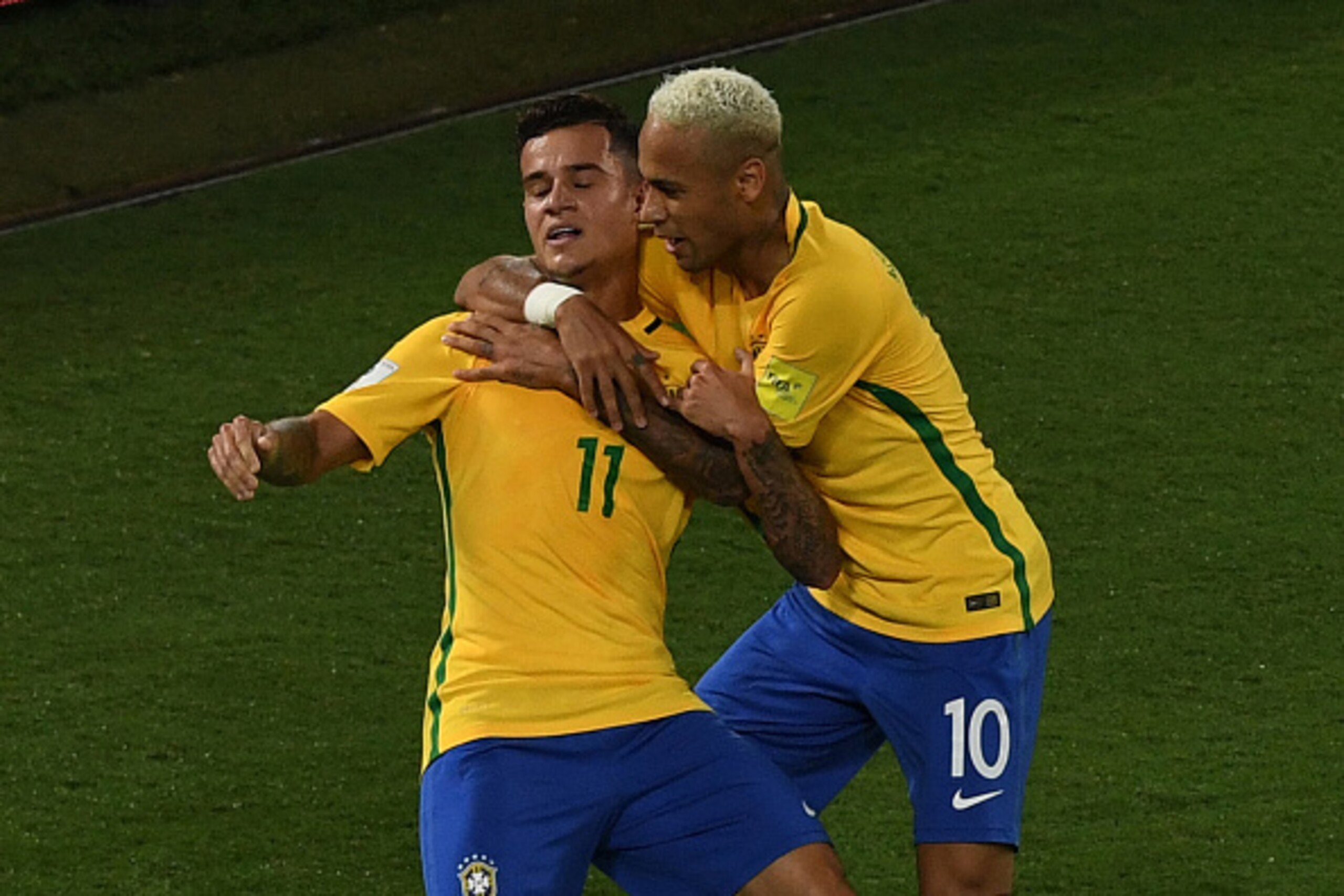 Brazil's Philippe Coutinho (L) celebrates his goal against Bolivia with teammate Neymar  during their Russia 2018 World Cup qualifier football match in Natal, Brazil, on October 6, 2016. / AFP / VANDERLEI ALMEIDA        (Photo credit should read VANDERLEI