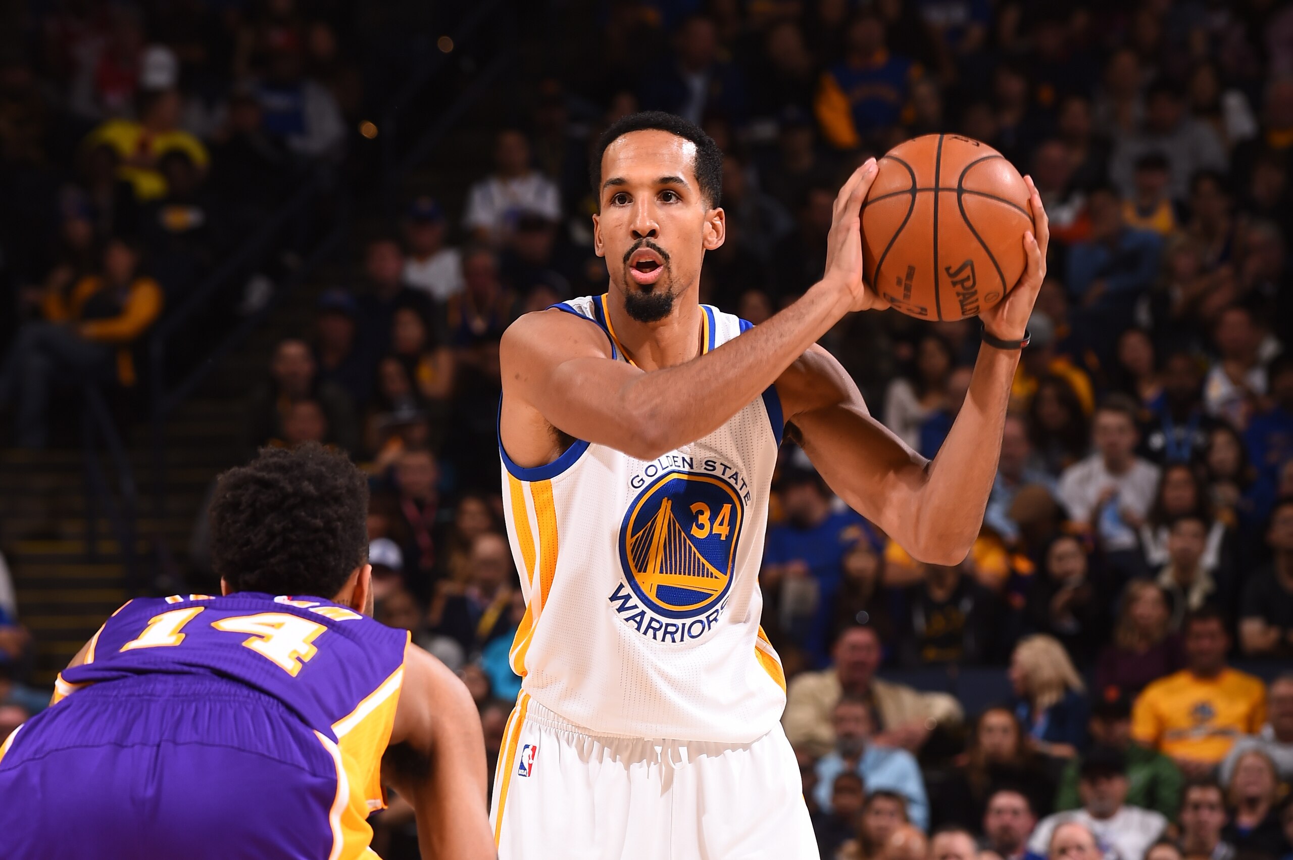OAKLAND, CA - NOVEMBER 23:  Shaun Livingston #34 of the Golden State Warriors handles the ball against the Los Angeles Lakers on November 23, 2016 at ORACLE Arena in Oakland, California. NOTE TO USER: User expressly acknowledges and agrees that, by downlo