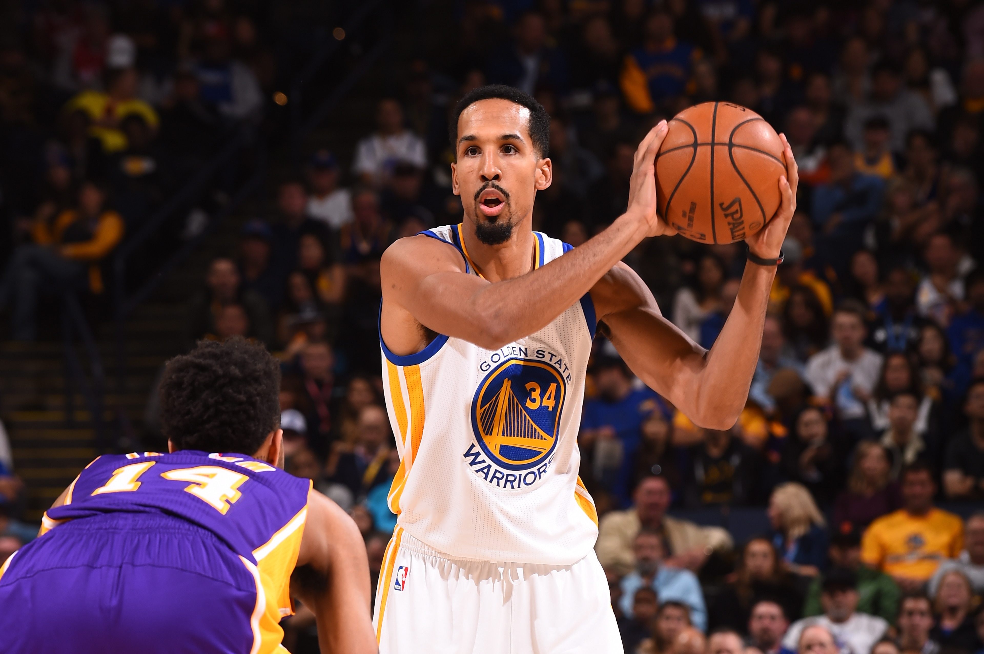 OAKLAND, CA - NOVEMBER 23:  Shaun Livingston #34 of the Golden State Warriors handles the ball against the Los Angeles Lakers on November 23, 2016 at ORACLE Arena in Oakland, California. NOTE TO USER: User expressly acknowledges and agrees that, by downlo