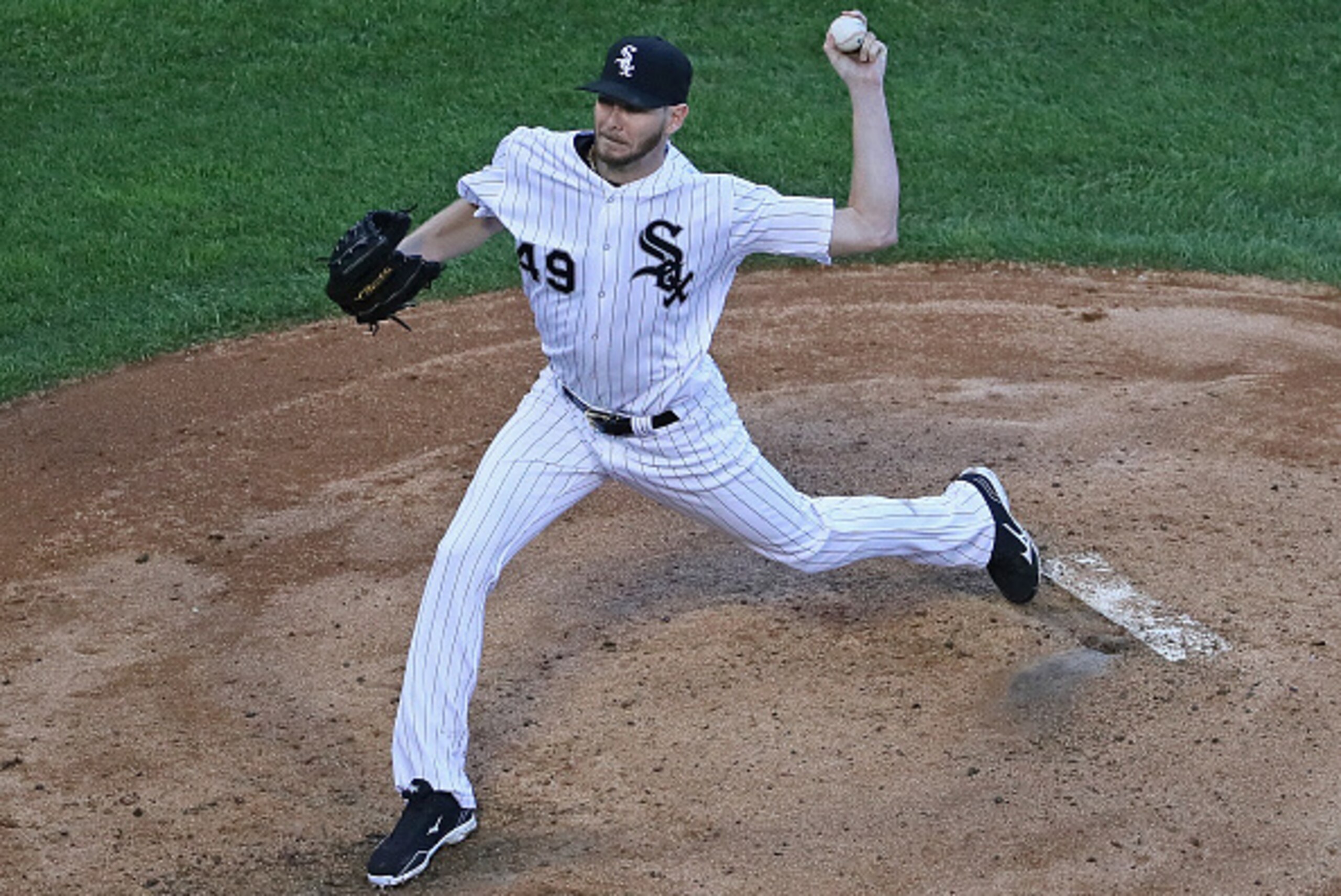 CHICAGO, IL - AUGUST 20: Starting pitcher Chris Sale #49 of the Chicago White Sox delivers the ball against the Oakland Athletics at U.S. Cellular Field on August 20, 2016 in Chicago, Illinois. (Photo by Jonathan Daniel/Getty Images) CHICAGO, IL - AUGUST 20: Starting pitcher Chris Sale #49 of the Chicago White Sox delivers the ball against the Oakland Athletics at U.S. Cellular Field on August 20, 2016 in Chicago, Illinois. (Photo by Jonathan Daniel/Getty Images)