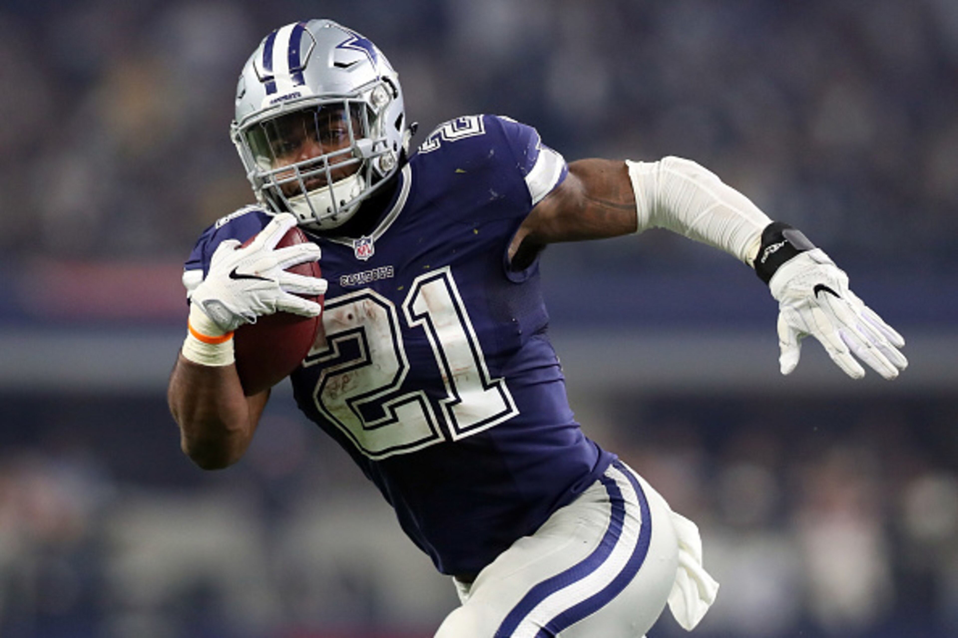 ARLINGTON, TX - NOVEMBER 24:   Ezekiel Elliott #21 of the Dallas Cowboys rushes the ball during the fourth quarter against the Washington Redskins at AT&T Stadium on November 24, 2016 in Arlington, Texas.  (Photo by Tom Pennington/Getty Images)