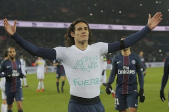 Cavani celebrated his goal by revealing a tribute to the victims of Tuesday's disaster.