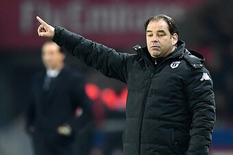 Angers' French head coach Stephane Moulin gestures during the French L1 football match between Paris Saint-Germain and Angers at the Parc des Princes stadium in Paris on November 30, 2016.  / AFP / FRANCK FIFE        (Photo credit should read FRANCK FIFE/