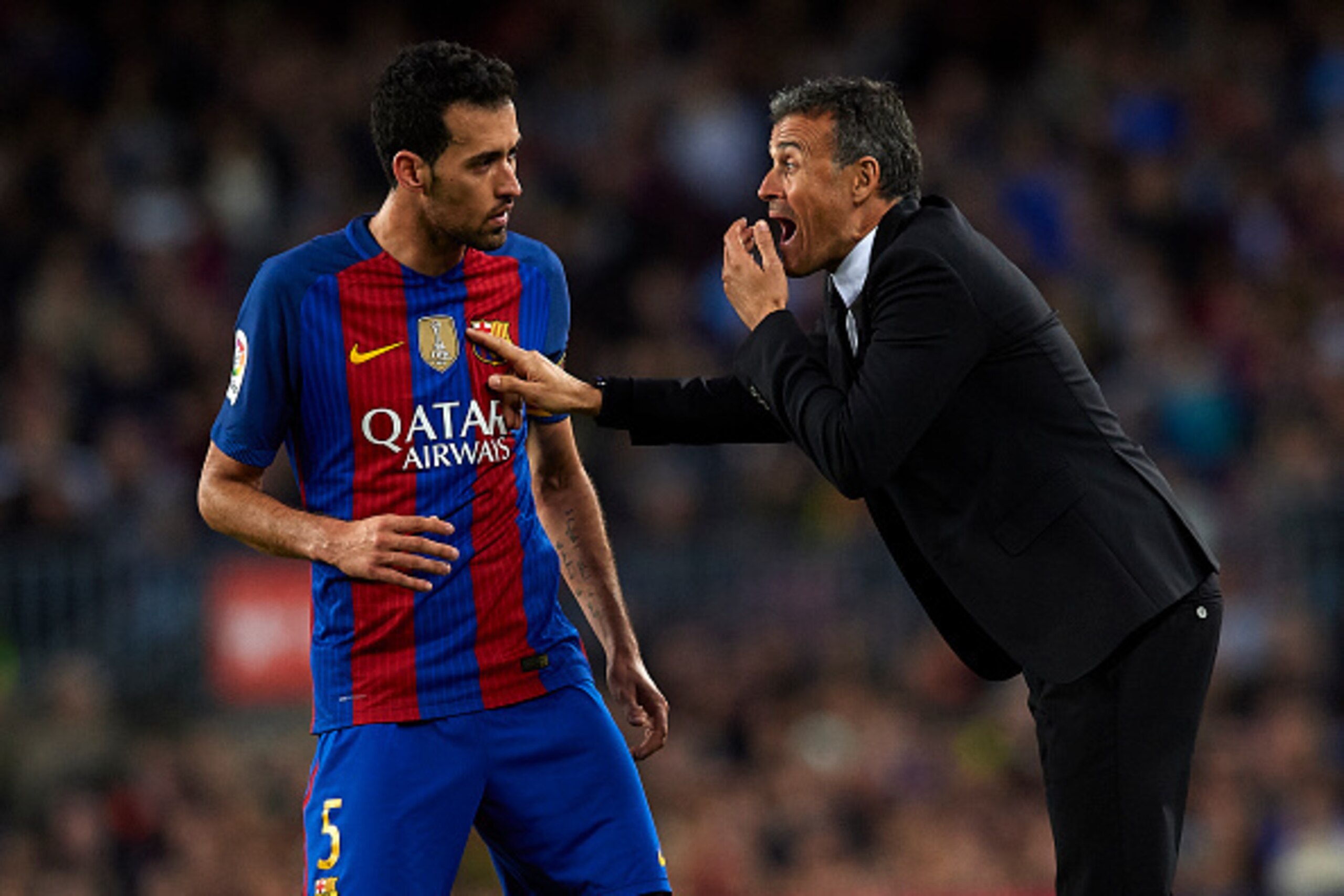 BARCELONA, SPAIN - NOVEMBER 19: Luis Enrique, Manager of FC Barcelona gives instructions to his player Sergio Busquets during the La Liga match between FC Barcelona and Malaga CF at Camp Nou stadium on November 19, 2016 in Barcelona, Spain. (Photo by Ma BARCELONA, SPAIN - NOVEMBER 19: Luis Enrique, Manager of FC Barcelona gives instructions to his player Sergio Busquets during the La Liga match between FC Barcelona and Malaga CF at Camp Nou stadium on November 19, 2016 in Barcelona, Spain. (Photo by Ma