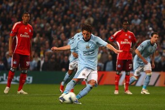 MANCHESTER, UNITED KINGDOM - APRIL 16:  Elano of Manchester City scores his team's first goal from the penalty spot during the UEFA Cup Quarter Final second leg match between Manchester City and Hamburg SV at the City of Manchester Stadium on April 16, 20