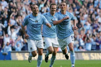 Manchester City's Elano (R) celebrates scoring their third goal against Newcastle in their Barclays Premiership League match at the City of Manchester stadium in Manchester, England, 29 September 2007. Others are unidentified. AFP PHOTO   LINDSEY PARNABY 